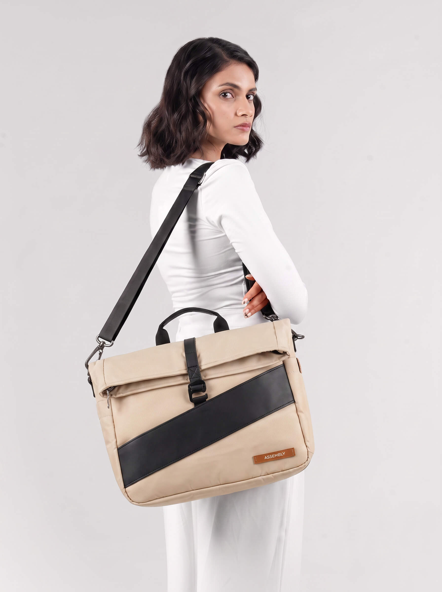 Oblique Messenger Bag | Beige | Everyday 15.6" Laptop Bag